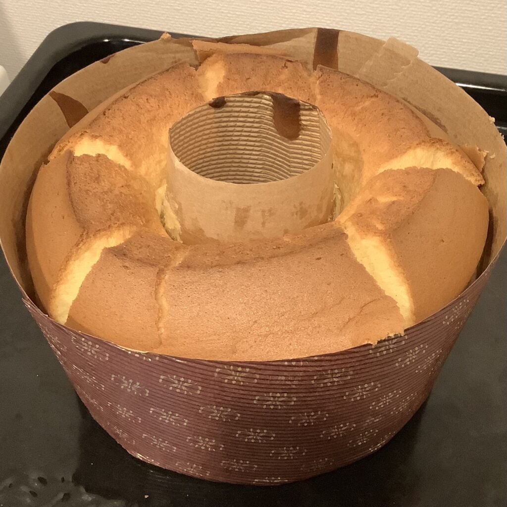 冷ました後の米粉シフォンケーキ